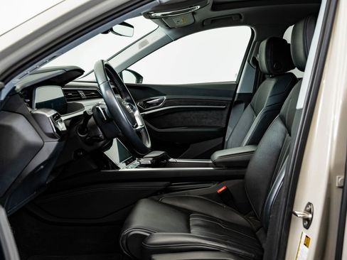 Used 2021 Audi e-tron Prestige w/ Prestige Package image 24