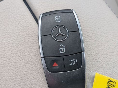 Used 2022 Mercedes-Benz GLB 250 4MATIC w/ Premium Package Lite image 36