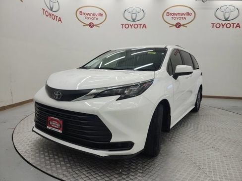 Used 2026 Toyota Sienna LE FWD image 2