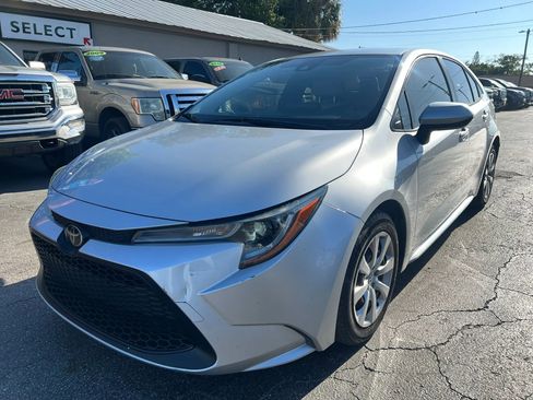 Used 2022 Toyota Corolla LE image 2