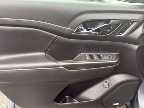 Certified 2022 GMC Acadia SLT w/ Preferred Package image 14