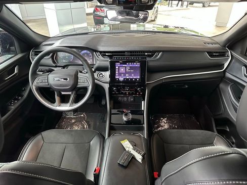 Used 2025 Jeep Grand Cherokee L Altitude RWD image 20