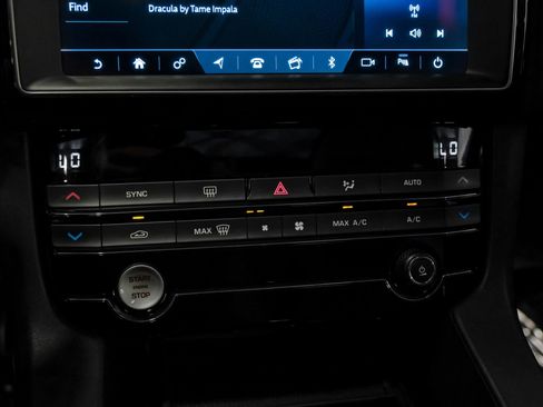 Used 2019 Jaguar F-PACE Premium image 22