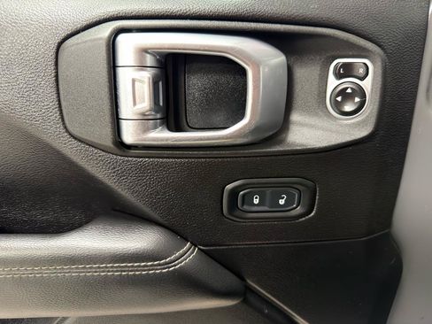 Used 2019 Jeep Wrangler Unlimited Sahara w/ Uconnect 4C Nav & Sound Group AWD/4WD image 15