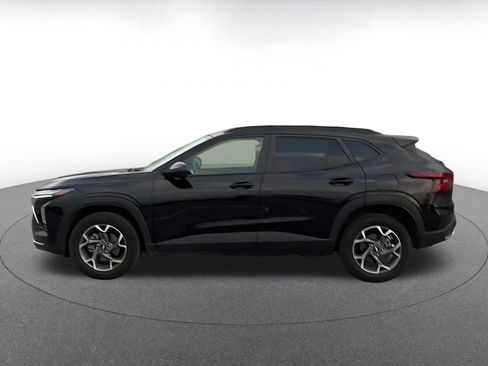 Used 2025 Chevrolet Trax LT image 9