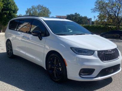 Used 2025 Chrysler Pacifica Limited