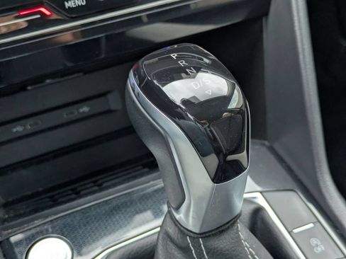 Used 2025 Volkswagen Taos SE AWD/4WD image 17