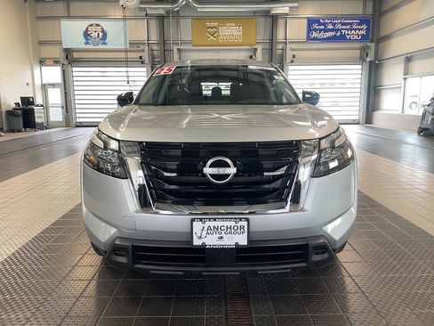 Used 2025 Nissan Pathfinder S AWD/4WD image 2