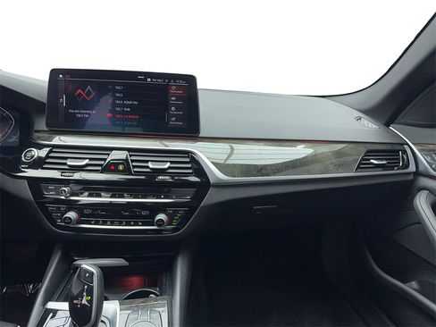 Used 2022 BMW 530i w/ Convenience Package image 19