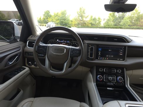 Used 2021 GMC Yukon Denali w/ Denali Premium Package RWD image 12