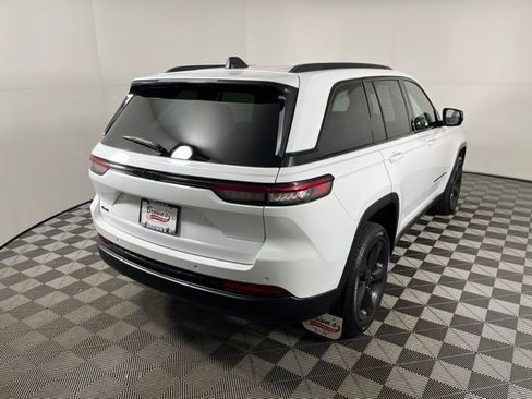 Used 2023 Jeep Grand Cherokee Altitude AWD/4WD image 7