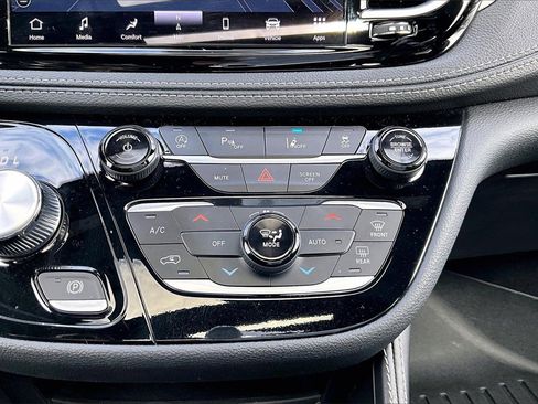 Used 2023 Chrysler Pacifica Limited w/ S Appearance Package image 18