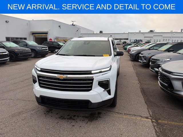 Used 2024 Chevrolet Traverse LT w/ Trailering Package FWD image 2