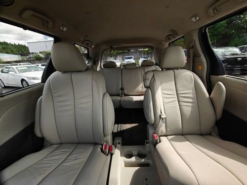 Used 2011 Toyota Sienna XLE w/ XLE Navigation Pkg FWD image 39