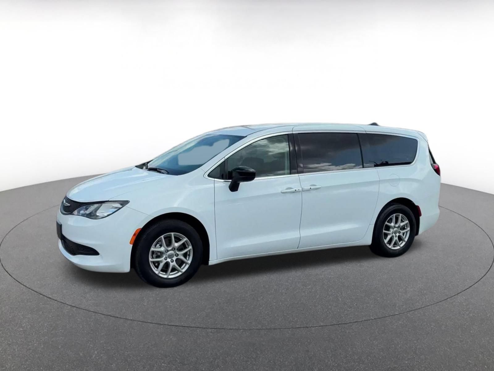 Used 2024 Chrysler Voyager LX FWD image 7
