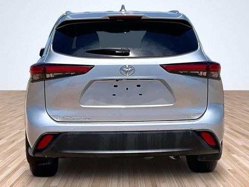 Used 2021 Toyota Highlander XLE FWD image 4