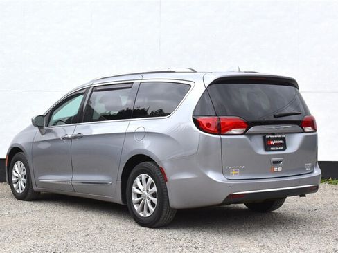 Used 2018 Chrysler Pacifica Touring-L FWD image 2