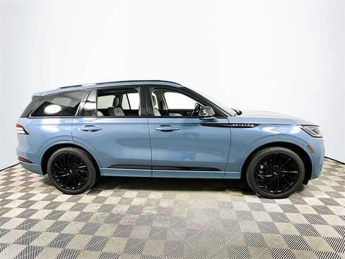 Used 2025 Lincoln Aviator Reserve w/ Luxury Package image 2