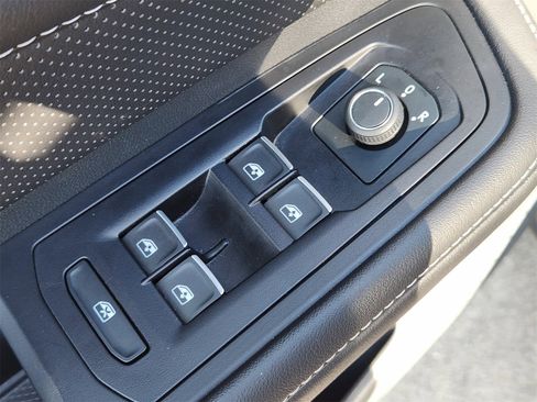 Used 2025 Volkswagen Atlas Cross Sport SE image 33