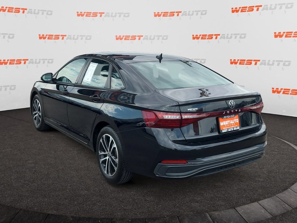 Used 2025 Volkswagen Jetta Sport FWD image 3