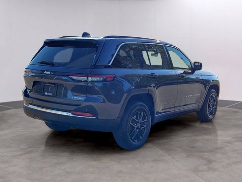 Used 2025 Jeep Grand Cherokee Laredo X image 4