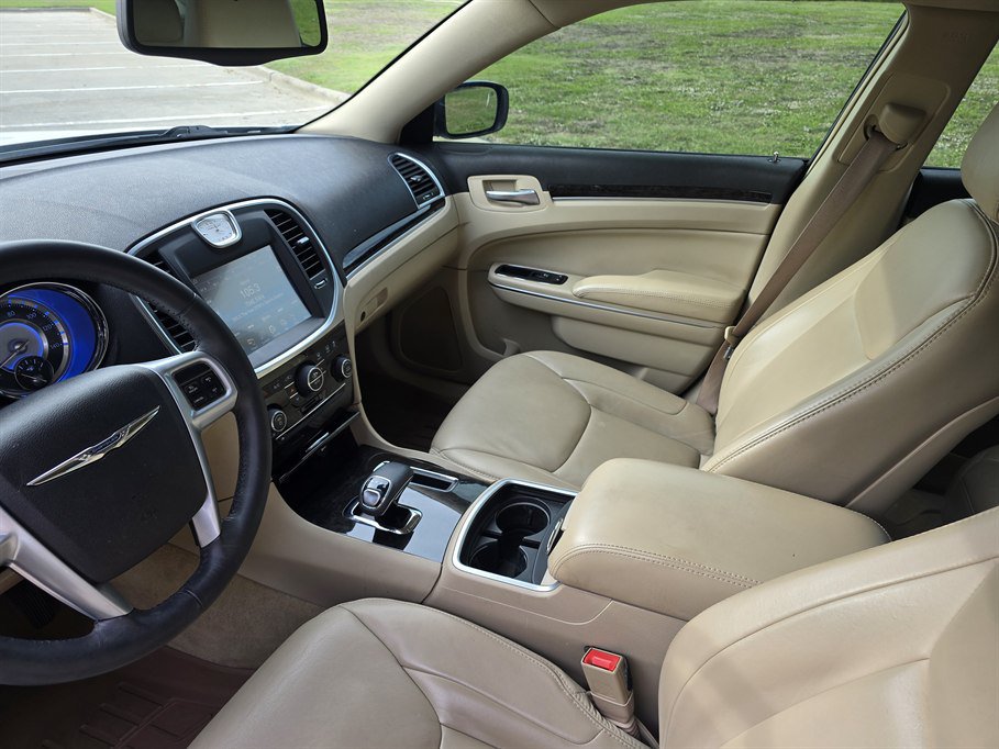 Used 2014 Chrysler 300 w/ Driver Convenience Group RWD image 12