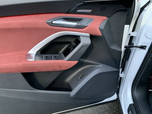 New 2025 Audi SQ5 Prestige image 9