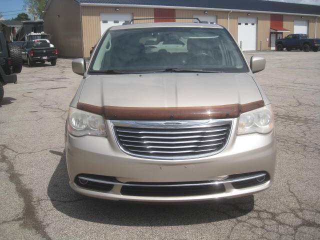Used 2014 Chrysler Town & Country Touring FWD image 2