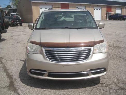 Used 2014 Chrysler Town & Country Touring FWD image 2