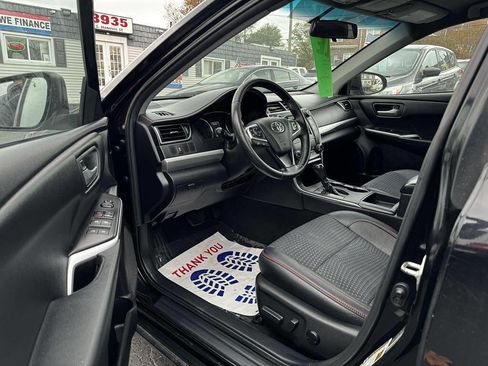 Used 2015 Toyota Camry SE image 3