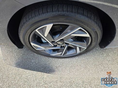 Used 2025 Hyundai Elantra Limited FWD image 16