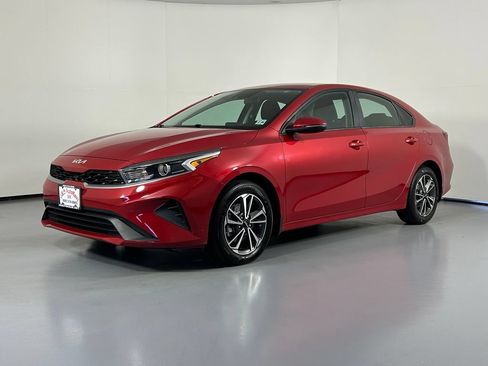 Used 2023 Kia Forte LXS w/ LXS Technology Package FWD image 3