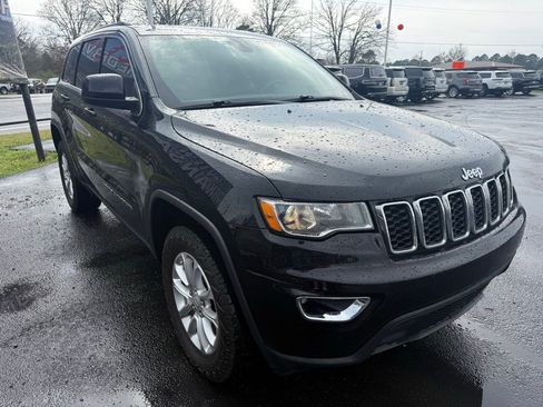 Used 2021 Jeep Grand Cherokee Laredo image 3