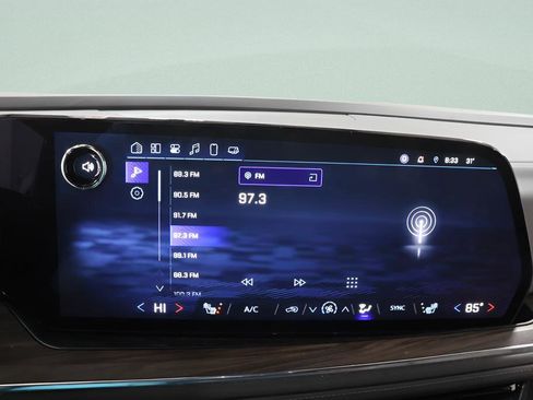 Used 2025 Chevrolet Suburban Z71 image 11