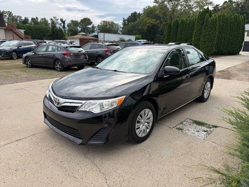 Used 2014 Toyota Camry LE FWD image 2