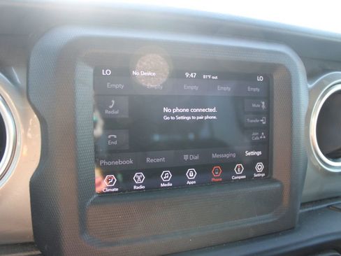 Used 2020 Jeep Wrangler Unlimited Sahara AWD/4WD image 25