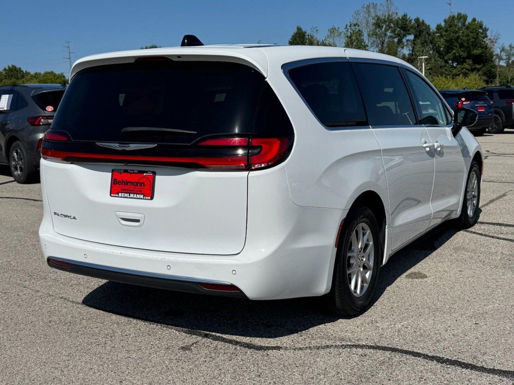 Used 2024 Chrysler Pacifica Touring-L FWD image 4