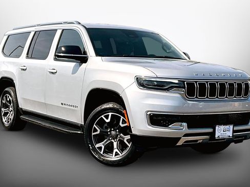 Used 2024 Jeep Wagoneer L Series III w/ Flexible Seating Group AWD/4WD image 10