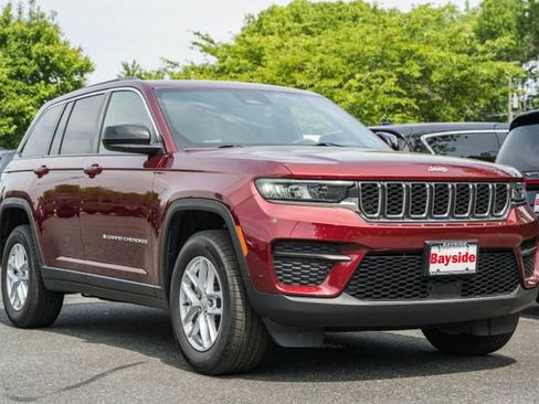 Used 2025 Jeep Grand Cherokee Laredo X w/ Luxury Tech Group I AWD/4WD image 2