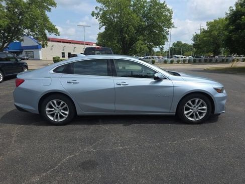 Used 2017 Chevrolet Malibu LT FWD image 10