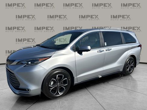 Used 2025 Toyota Sienna Platinum image 1