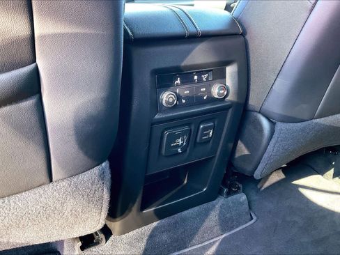 Used 2023 Chevrolet Traverse Premier image 34