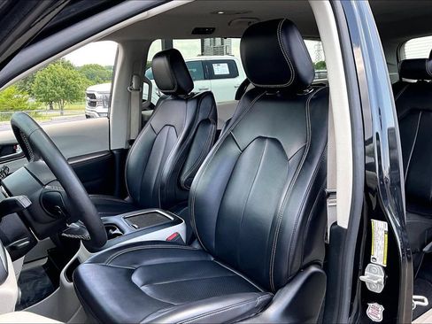 Used 2023 Chrysler Pacifica Touring-L FWD image 23
