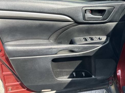 Used 2017 Toyota Highlander SE FWD image 15