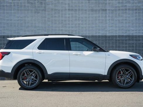 Used 2025 Ford Explorer ST-Line w/ ST-Line Street Pack image 4