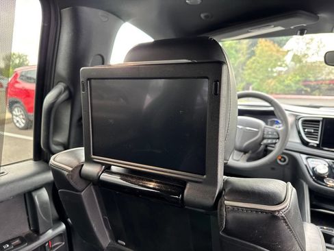 Used 2023 Chrysler Pacifica Limited w/ Uconnect Theater Family Group FWD image 9