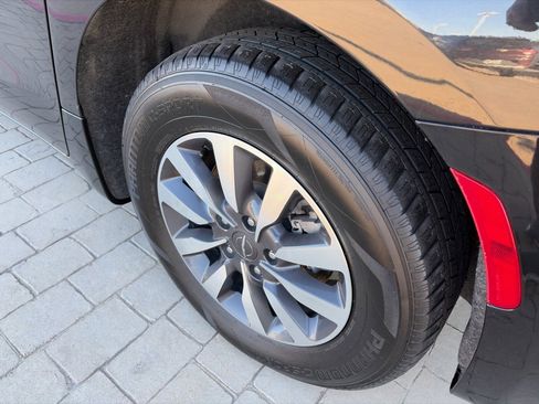 Used 2023 Chrysler Pacifica Touring-L image 7