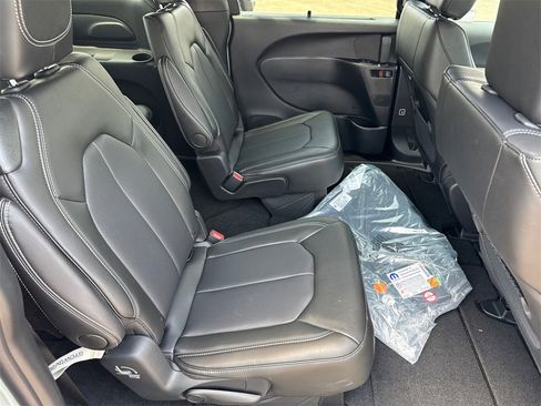 New 2025 Chrysler Pacifica Select image 17