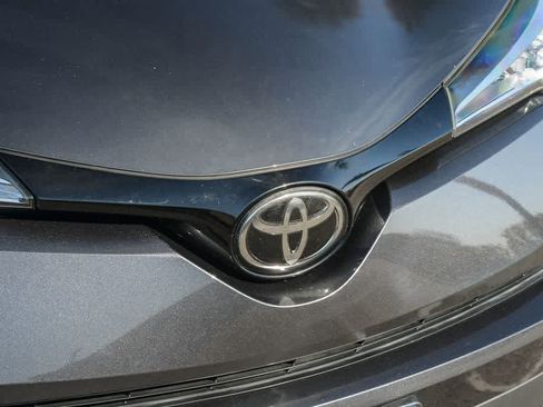 Used 2019 Toyota C-HR XLE FWD image 5