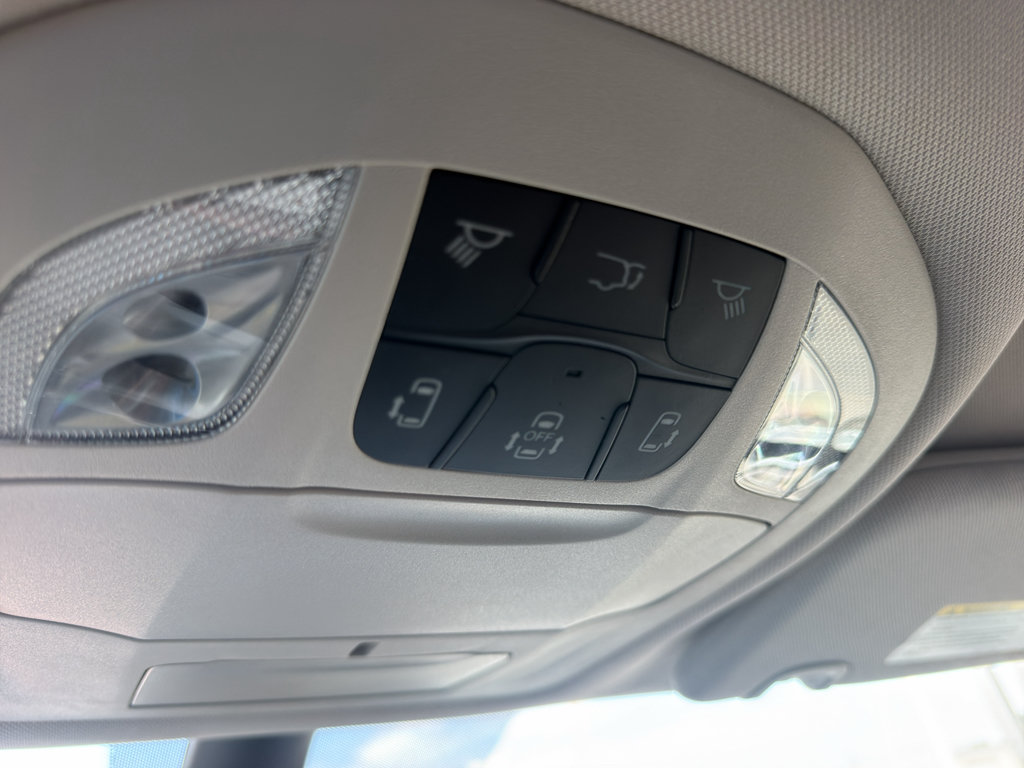 Used 2023 Chrysler Pacifica Touring-L FWD image 18